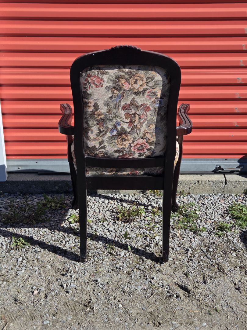 GENTLY USED, MODERN REPRODUCTION, ANTIQUE LOOK CHAIR!!!